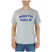 Image 5 : Vue d'ensemble du t-shirt North Sails homme blanc à col rond, logo bleu emblématique, tenue décontractée avec jean — Delvale