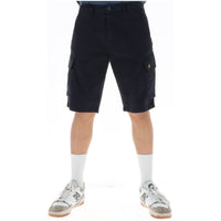 Image 5 : Vue d'ensemble du short cargo homme Lyle & Scott en coton kaki, logo aigle brodé jaune, style casual urban — Delvale