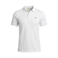 Image 2 : Vue de face du polo Gant homme blanc en piqué de coton, coupe classique et décontractée sur mannequin masculin — Delvale
