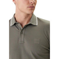 Polo Boss homme gris kaki — détail col polo et finitions contrastées