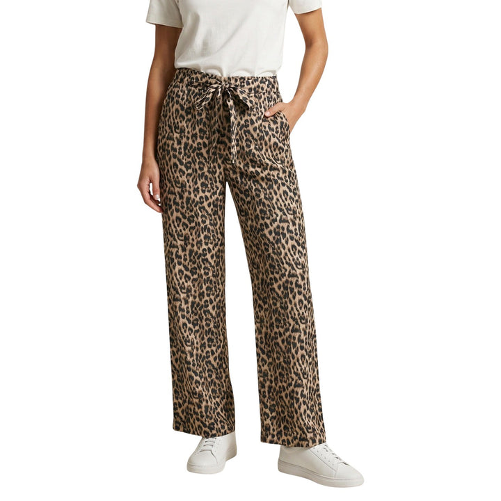Image 1 : Pantalon femme Only wide leg imprimé léopard beige et noir, ceinture nœud à la taille, porté avec t-shirt blanc et sneakers blanches — Delvale