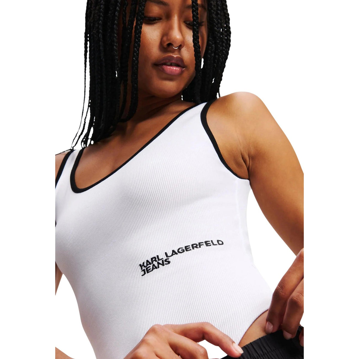 Image 4 : Body côtelé femme Karl Lagerfeld Jeans porté de profil, coupe ajustée et bretelles fines avec finitions noires — Delvale