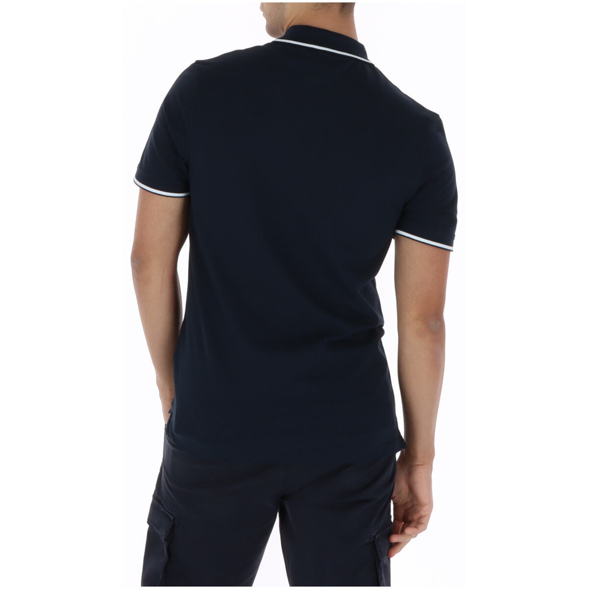 Image 2 : Vue de face du polo manches courtes Lyle & Scott marine avec détail des liserés blancs et du logo aigle sur fond blanc — Delvale