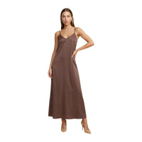 Image 1 : Femme portant une robe longue satinée fluide Only de couleur brun chocolat avec bretelles fines et décolleté en V, vue de face — Delvale