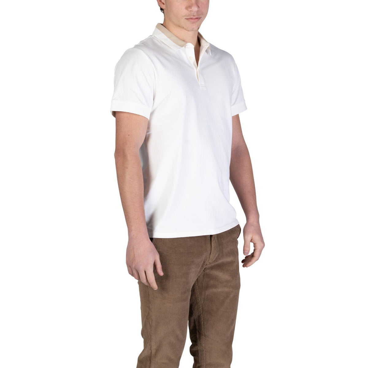 Image 3 : Détail col contrasté beige et logo Guess brodé sur polo homme blanc cassé — Delvale