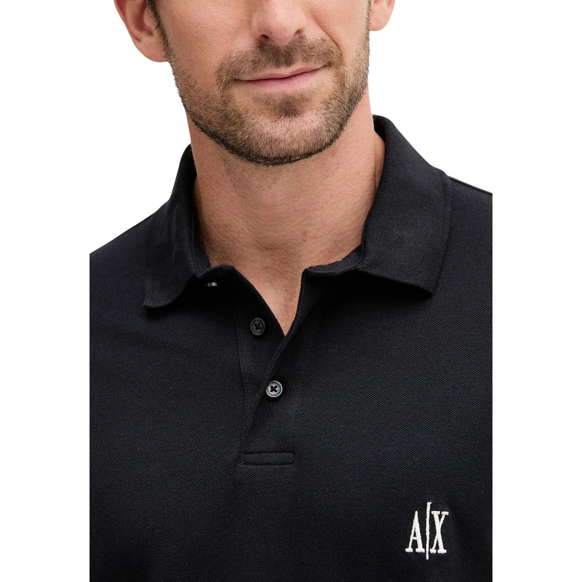 Polo Armani Exchange homme noir — détail col deux boutons et logo AX brodé poitrine gauche — Delvale