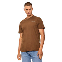 Image 1 : Homme portant un t-shirt Tommy Hilfiger Jeans marron à logo signature brodé sur la poitrine, coupe ajustée, manches courtes — Delvale