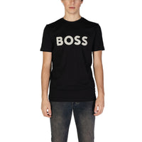 T-shirt Boss homme noir logo BOSS poitrine porté avec jean gris, vue de face