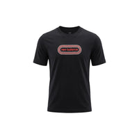 Image 3 : Détail du logo New Balance imprimé centré sur t-shirt noir homme, style sportswear casual — Delvale