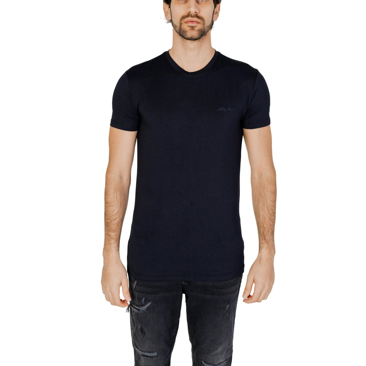 Image 1 : Homme portant un t-shirt col V bleu marine Antony Morato avec logo signature brodé sur la poitrine, vue de face — 9yvwh4-xt