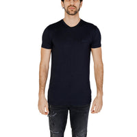Image 1 : Homme portant un t-shirt col V bleu marine Antony Morato avec logo signature brodé sur la poitrine, vue de face — 9yvwh4-xt
