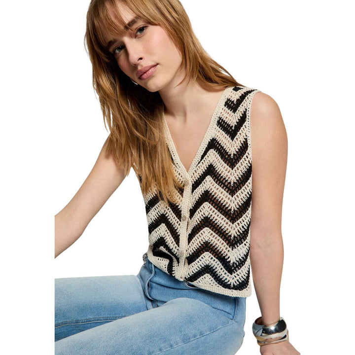 Image 1 : Femme portant un gilet crochet Morgan De Toi motif zigzag bicolore crème et noir avec encolure en V, associé à un jean clair — Delvale