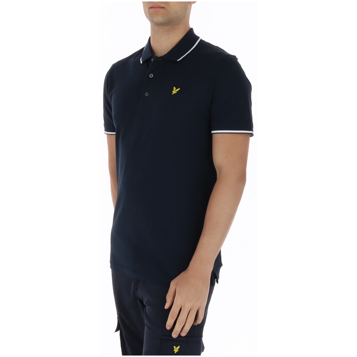 Image 3 : Polo Lyle & Scott homme coton piqué marine, coupe ajustée, porté avec un short assorti, look casual chic masculin — Delvale