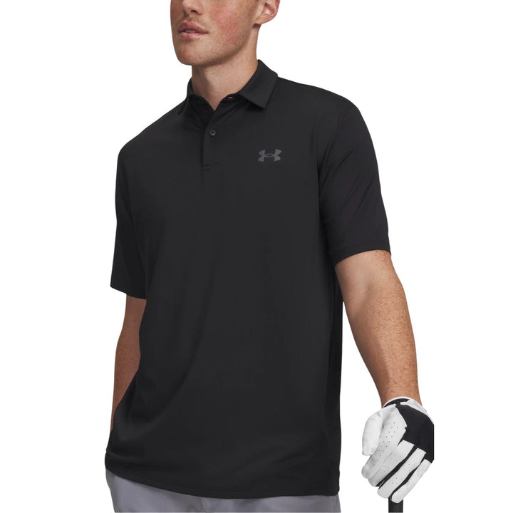 Image 1 : Polo technique Under Armour homme noir, vue de trois quarts, porté avec gant de golf blanc — Delvale