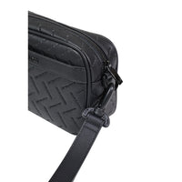 Image 2 : Vue détaillée du motif chevron gaufré sur sacoche homme Armani Exchange noire — Delvale