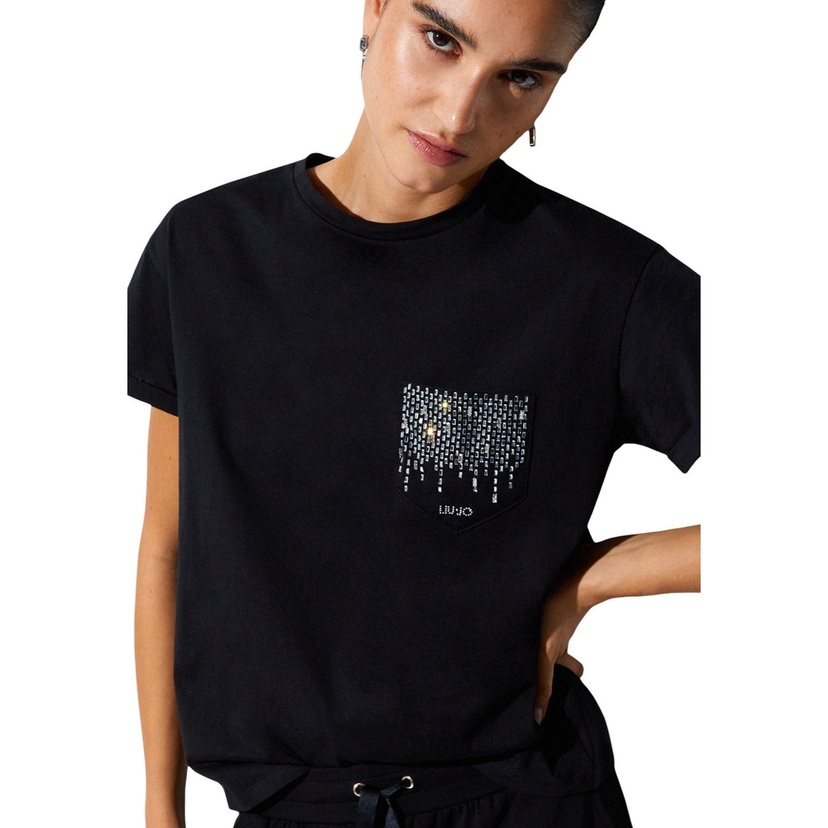 Image 3 : T-shirt Liu Jo femme noir manches courtes porté avec un pantalon noir à cordon, look casual chic — Delvale