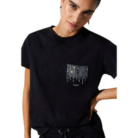 Image 3 : T-shirt Liu Jo femme noir manches courtes porté avec un pantalon noir à cordon, look casual chic — Delvale