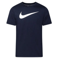 Image 1 : T-shirt Nike homme bleu marine avec grand logo Swoosh blanc imprimé sur la poitrine, vue de face — Delvale
