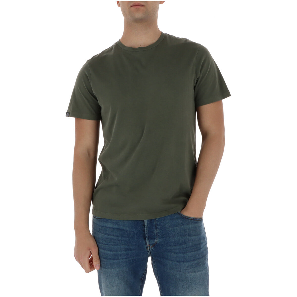 Image 4 : T-shirt Superdry noir porté, détail étiquette signature sur la manche — Delvale