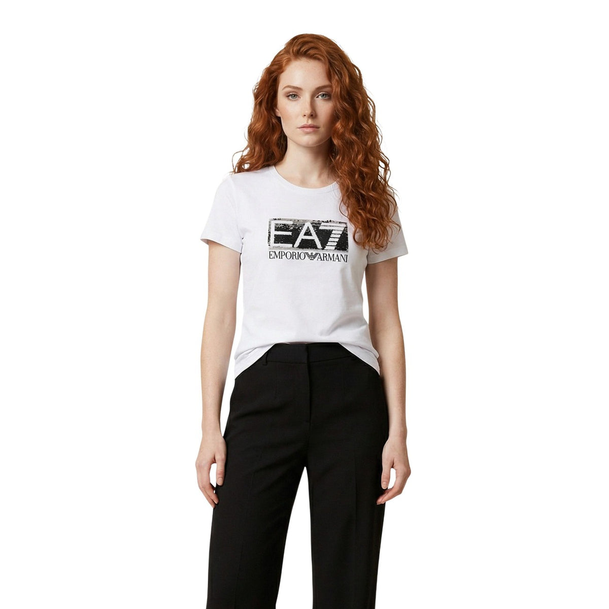 Image 4 : T-shirt Ea7 femme noir porté, style sportif élégant et décontracté — delvale