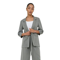Image 1 : Femme portant un blazer Only gris cendré à col cranté et manches retroussées boutonnées, vue de face — Delvale