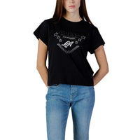 Image 1 : Femme portant le t-shirt Guess noir à manches courtes avec imprimé California LA Stars et détails strass, porté avec un jean clair — Delvale