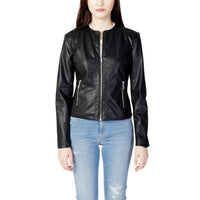 Veste Armani Exchange femme noire effet cuir col rond fermeture éclair cintrée poches zippées — vue de face portée — Delvale