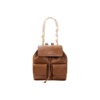 Image 2 : Détail du motif floral gaufré en relief sur sac à dos Desigual marron avec breloques décoratives — delvale