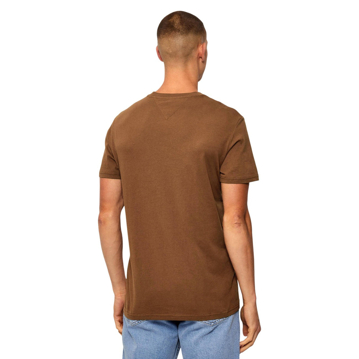 Image 3 : Détail du logo Tommy Jeans brodé en blanc sur le t-shirt homme marron, coton de qualité premium — Delvale