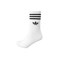 Image 3 : Détail du logo Trefoil brodé et des trois bandes sur le revers des chaussettes Adidas Originals Crew homme — Delvale