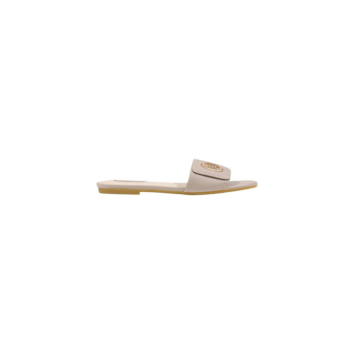 Image 1 : Mule plate Liu Jo femme beige vue de profil gauche, bandeau large avec médaillon logo doré et semelle caoutchouc caramel — Delvale