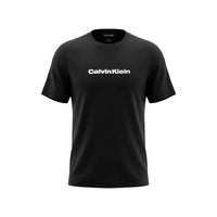 Image 5 : T-shirt imprimé Calvin Klein Jeans homme noir porté avec jean brut, look casual — Delvale
