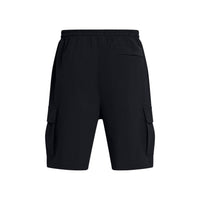 Bermuda cargo Under Armour homme noir de dos, poches latérales à rabat et poche arrière sur ceinture élastiquée