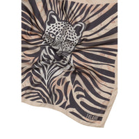 Image 2 : Détail du motif imprimé sur l'écharpe femme Alviero Martini Prima Classe en polyester noir — Delvale