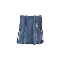 Image 3 : Sac Desigual femme denim bleu avec cœur appliqué signature, sangles convertibles portées à l'épaule et à la main visibles — Delvale