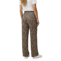 Image 2 : Vue de face du pantalon Only imprimé animal print à jambes larges et taille haute, ceinture intégrée nouée — Delvale