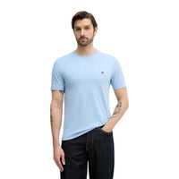 Image 6 : T-shirt Tommy Hilfiger Jeans rouge, manches courtes, matière coton doux sur mannequin brun — Delvale