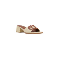 Image 2 : Mules Guess talon bloc femme, détail de la bride découpe cœur en cuir cognac sur tige raphia — Delvale