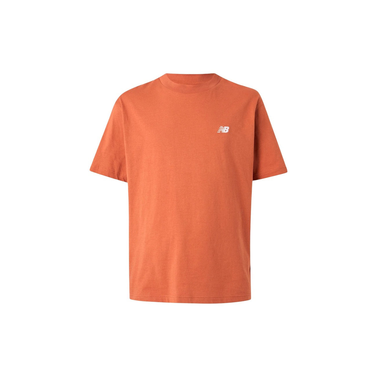 Image 1 : T-shirt homme New Balance col rond terracotta avec logo brodé blanc sur la poitrine gauche, fond blanc — Delvale