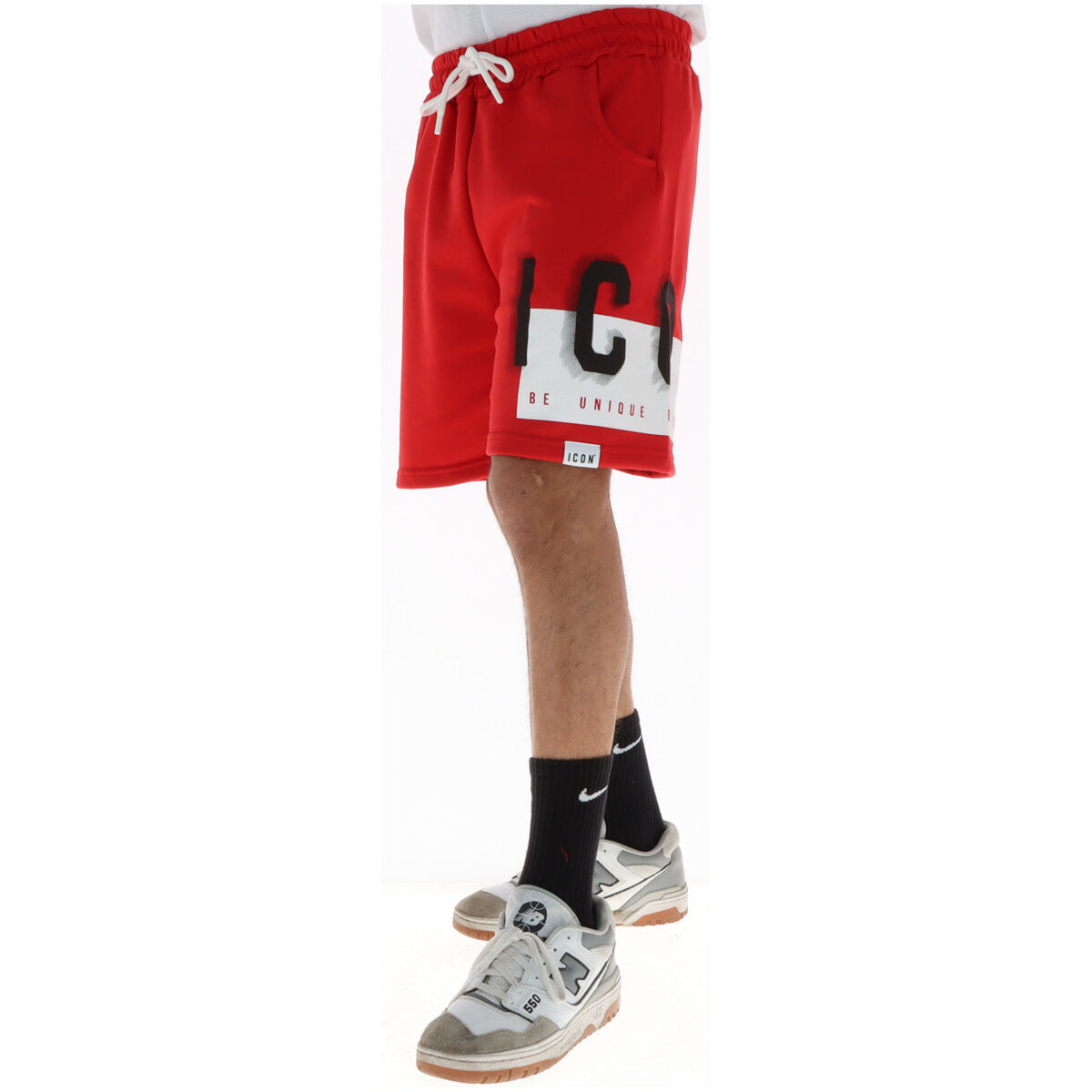 Image 3 : Détail du bermuda Icon homme rouge, imprimé Be Unique sur fond blanc contrasté, fermeture lacets blanc, style streetwear décontracté — Delvale