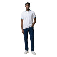 Image 3 : Détail du col et de la broderie logo U.S. Polo Assn. sur le polo blanc homme, liseré bleu visible sur l'encolure — Delvale