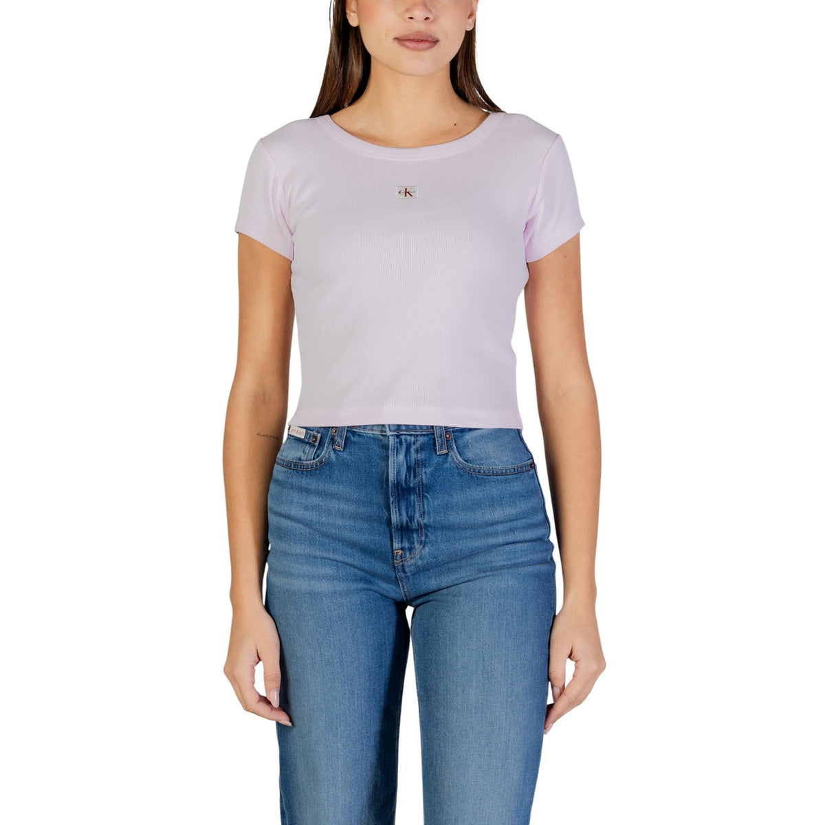 Image 3 : Vue trois quarts du t-shirt crop côtelé Calvin Klein Jeans femme en coloris lilas, coupe ajustée encolure ronde — Delvale
