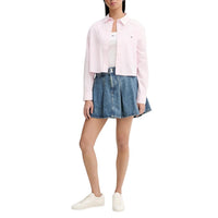 Image 4 : Look casual chic avec le t-shirt femme Tommy Hilfiger Jeans blanc et jupe courte en denim bleu — Delvale