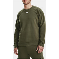 Sweat col rond Under Armour homme vert kaki coupe régulière porté avec jogging cargo kaki, vue de face trois quarts