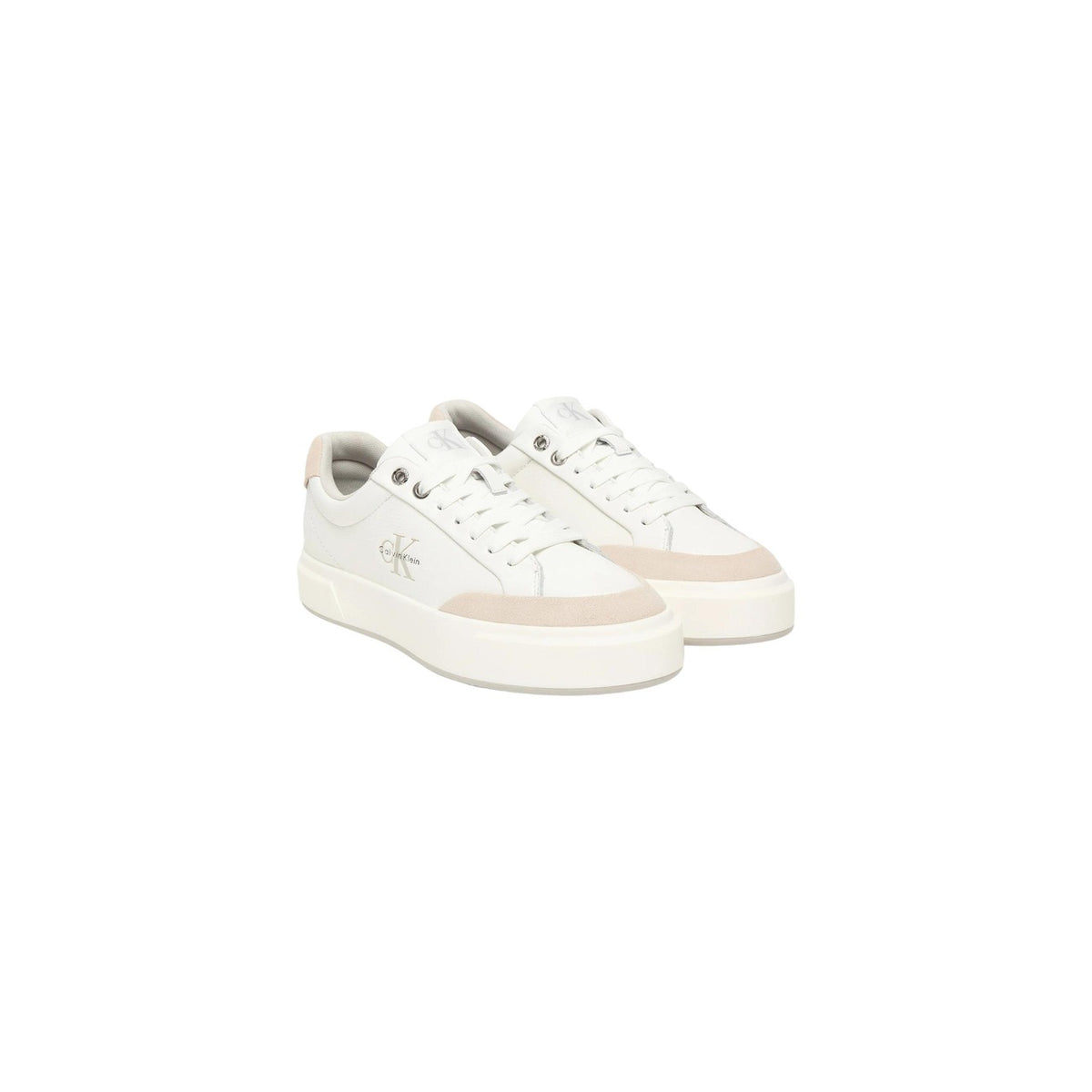 Image 2 : Sneakers femme Calvin Klein Jeans tige simili cuir blanc avec empiècement daim beige, lacets blancs et œillets argentés — Delvale