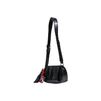 Image 2 : Détail des breloques étoile rouge et argent avec pompon bicolore sur sac Desigual noir — delvale
