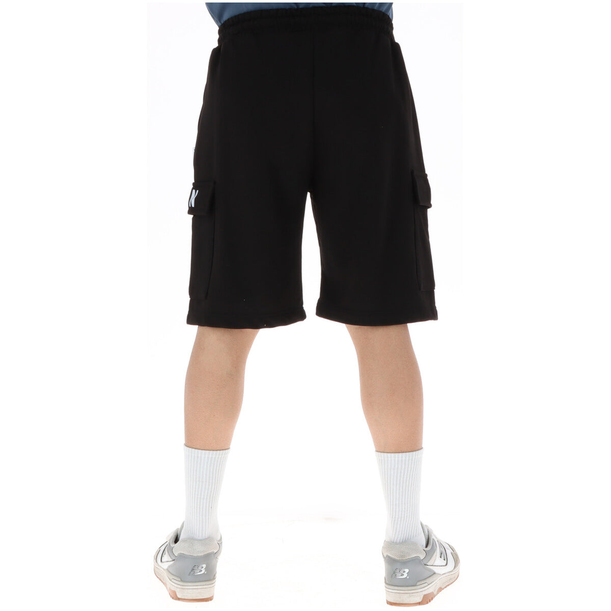 Image 2 : Vue de face du bermuda cargo Icon homme noir, logo contrasté sur la cuisse gauche, coupe droite longueur genou — Delvale