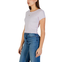Image 4 : T-shirt femme Calvin Klein Jeans côtelé lilas porté avec jean taille haute bleu, silhouette complète — Delvale