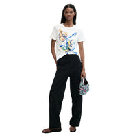 Image 2 : Détail du t-shirt blanc Desigual femme, coupe féminine et motif imprimé tendance — Delvale