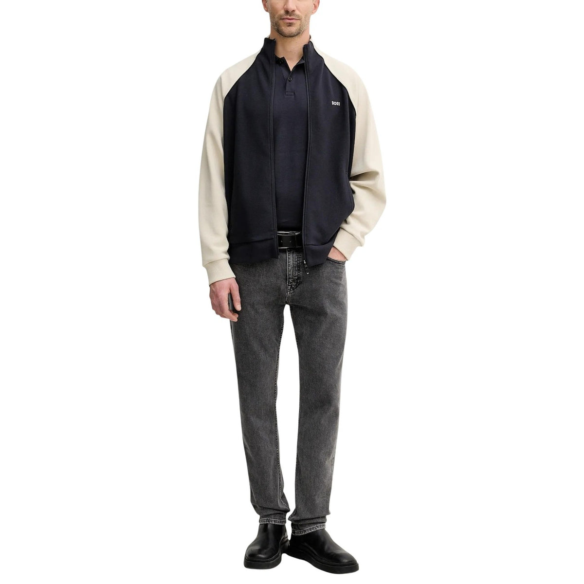 Jean Boss homme gris chiné porté avec veste bicolore marine et crème et Chelsea boots noirs